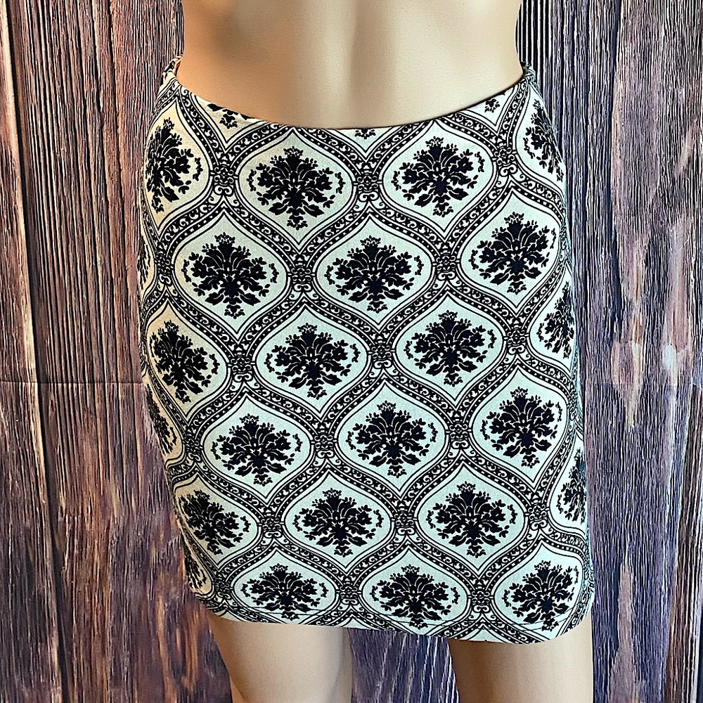 Forever 21 size medium cream and black boho pattern contemporary bodycon skirt